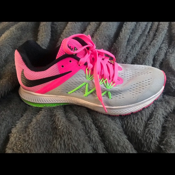 Nike running shoe - Picture 2 of 5
